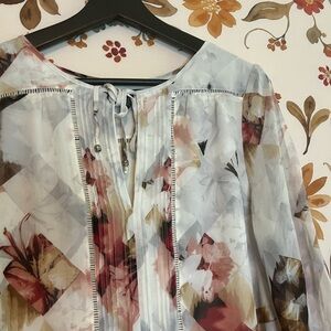 White House Black Market 6 Cream Pink Slit Sleeve Floral Preppy Office Blouse